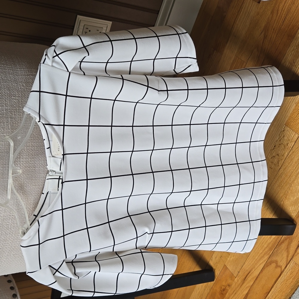 Short sleeve black and white dress top